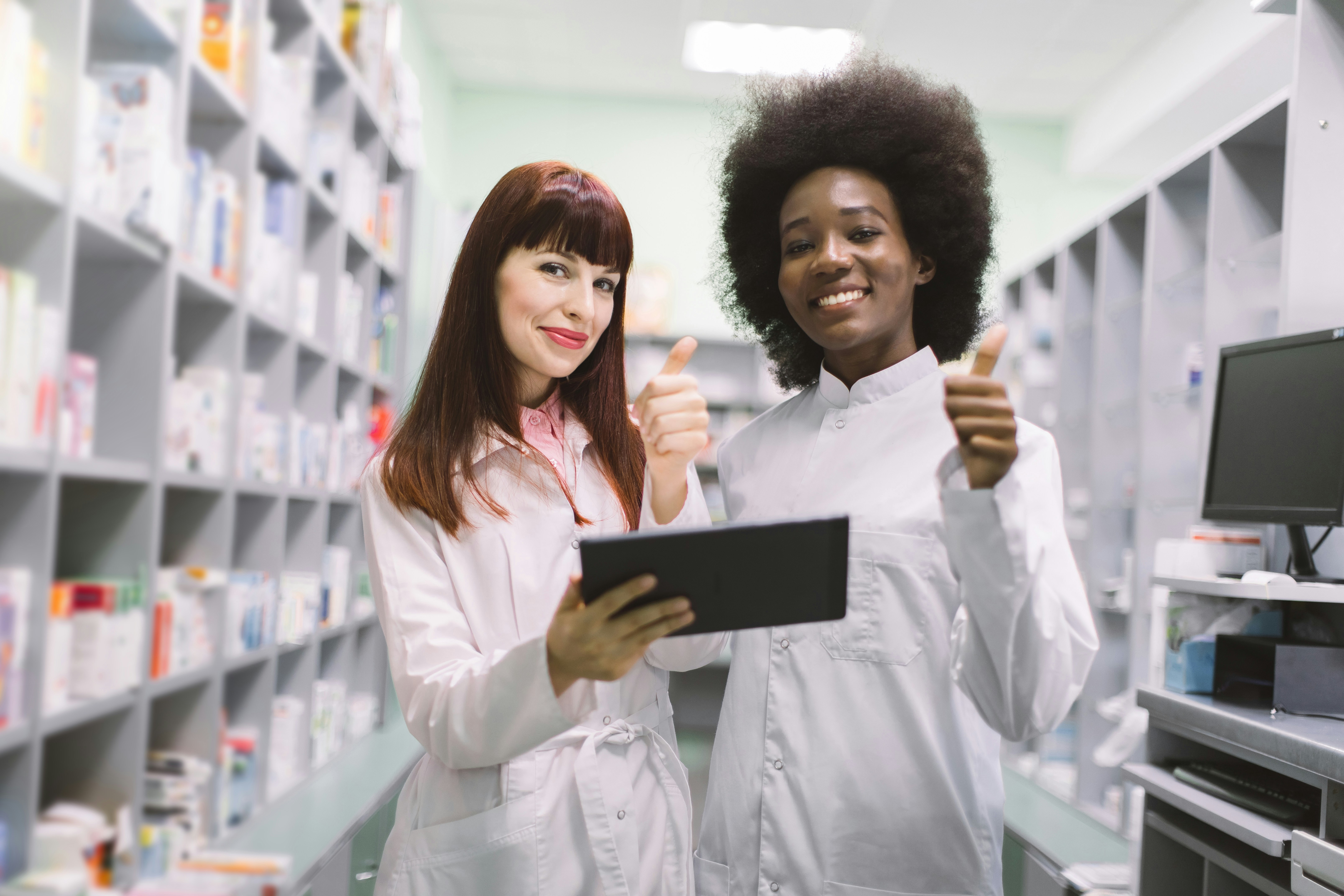 getty-images-njGv_vShgBI-unsplash Bild von Mitarbeiterinnen einer Apotheke